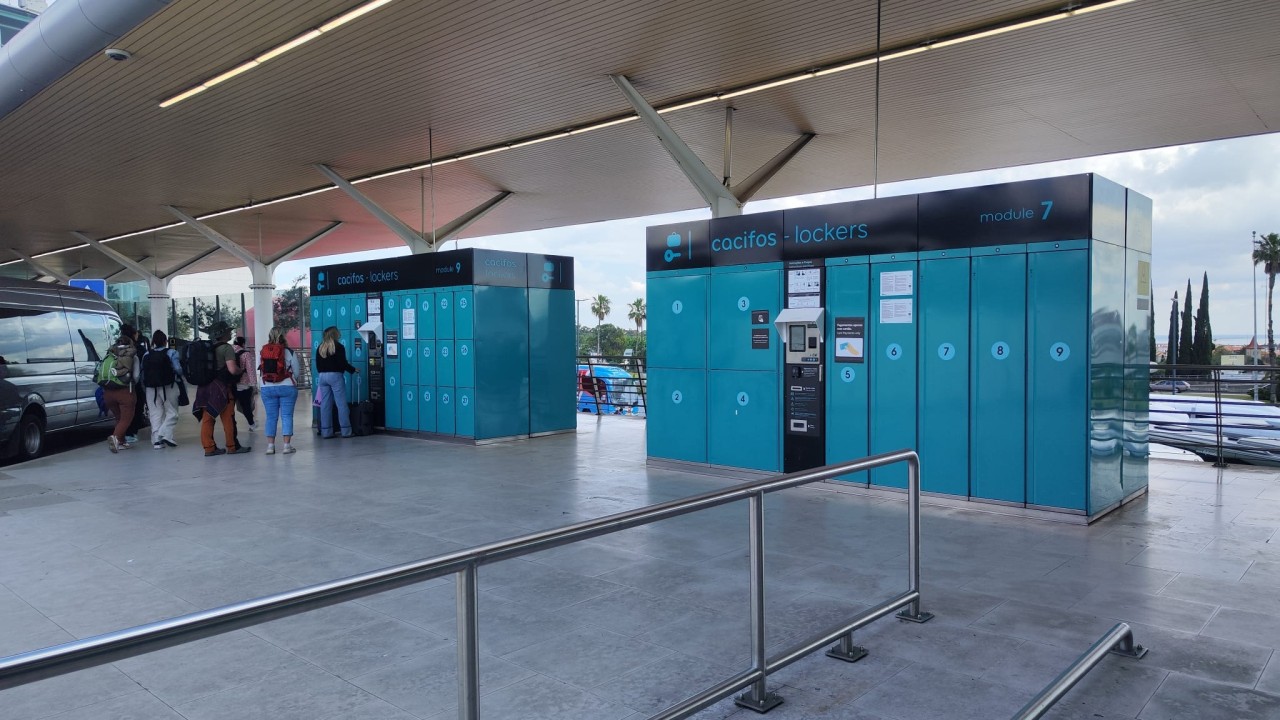 Pasażer wkładający plecak do zamykanej skrytki z elektronicznym zamkiem