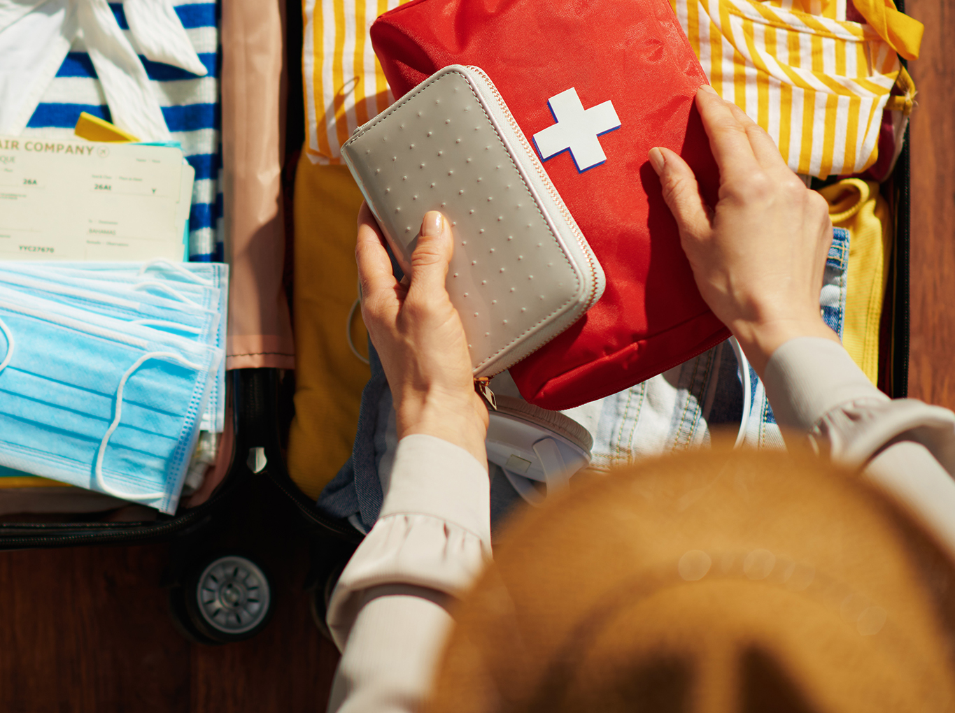 Opakowania leków na biegunkę i nudności z instrukcją użycia w tle