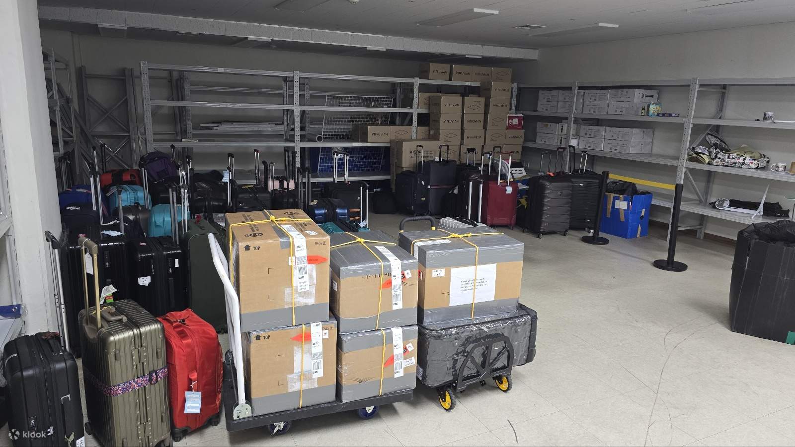 Kamery monitoringu skierowane na regały z walizkami w przechowalni bagażu