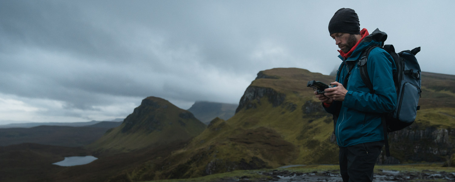 Złodzieje wyciągający torbę z obiektywami z roweru podróżnika w mieście