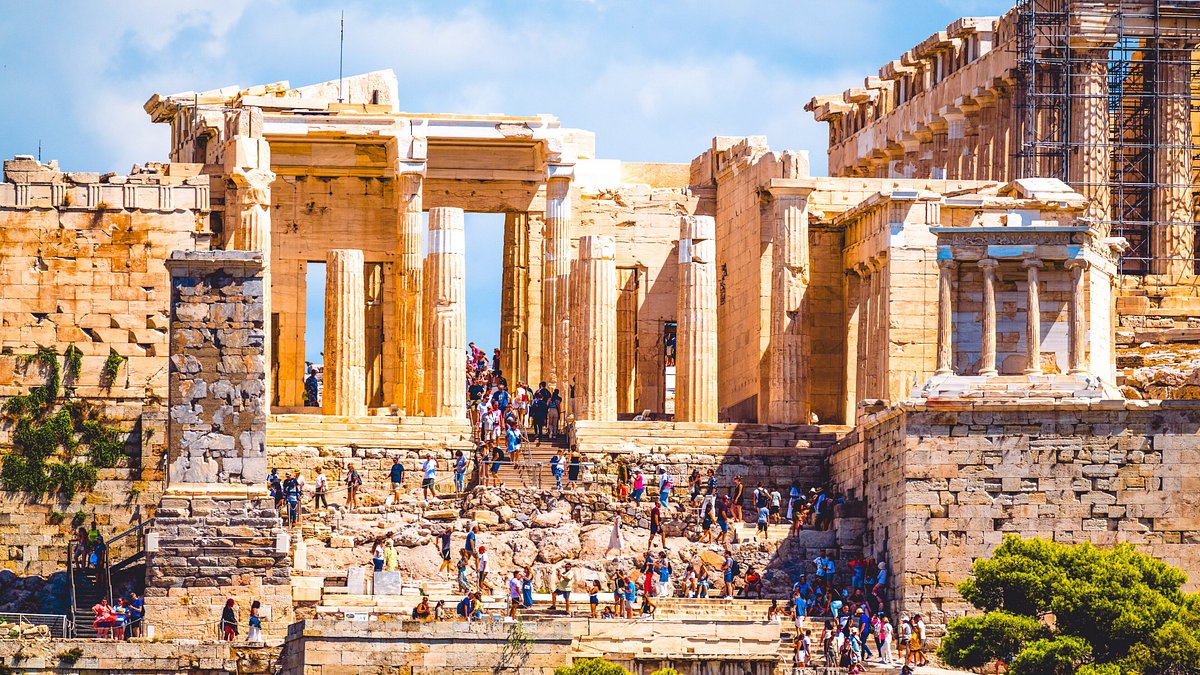 Wieczorny zachód słońca nad Atenami z termometrem pokazującym 22°C