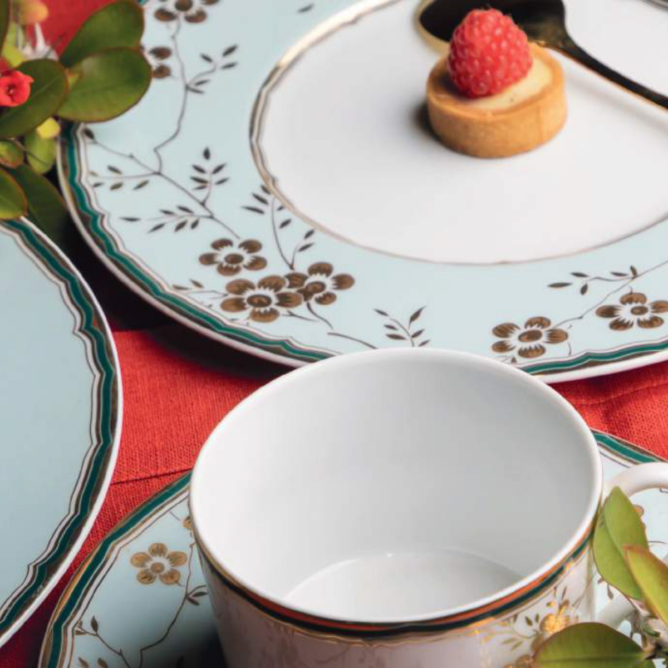 Stół zastawiony gorącymi indyjskimi curry, ryżem, chlebem i butelką wody