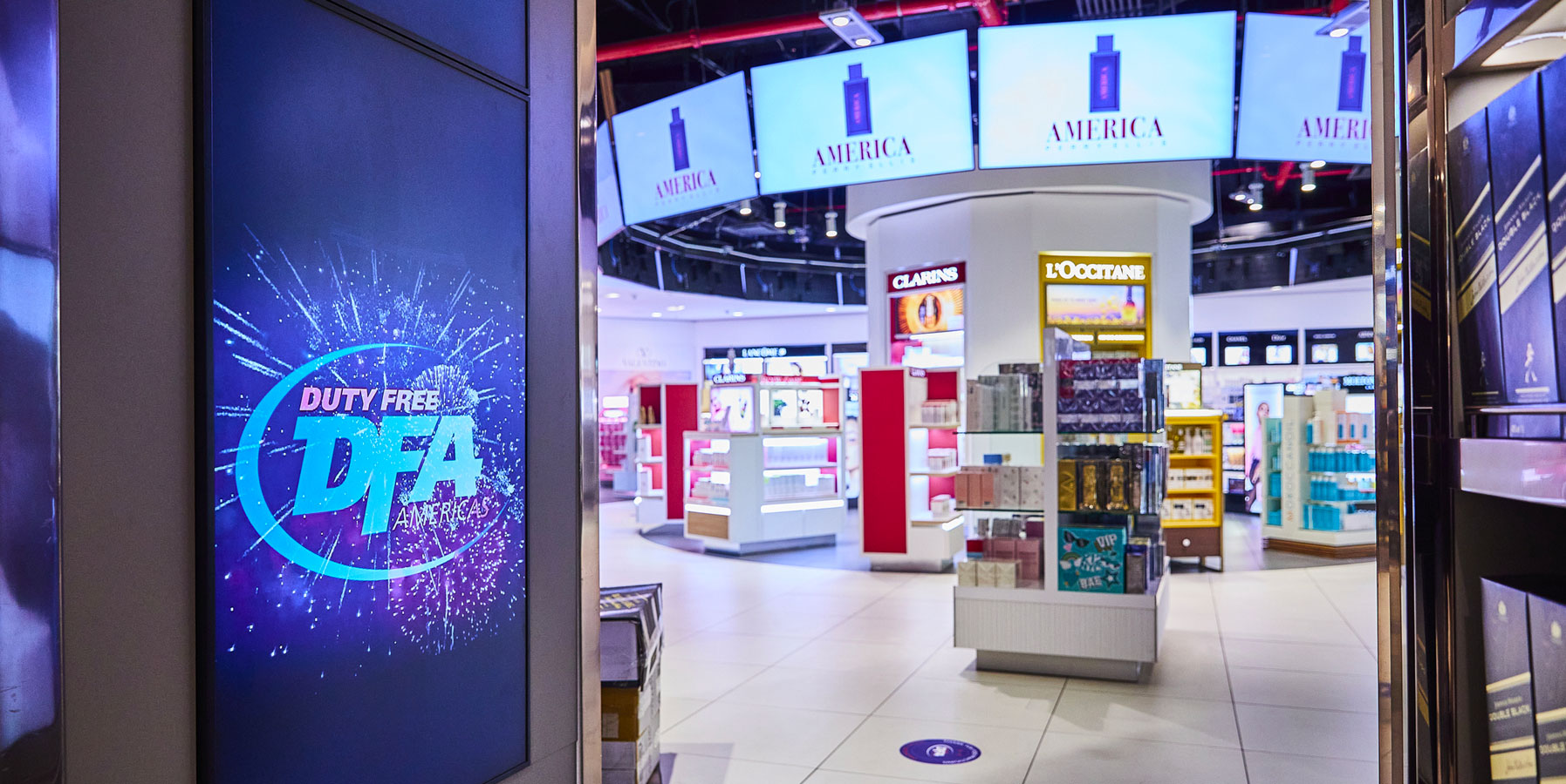 Bezprzewodowe słuchawki i powerbanki na regałach z elektroniką w duty free