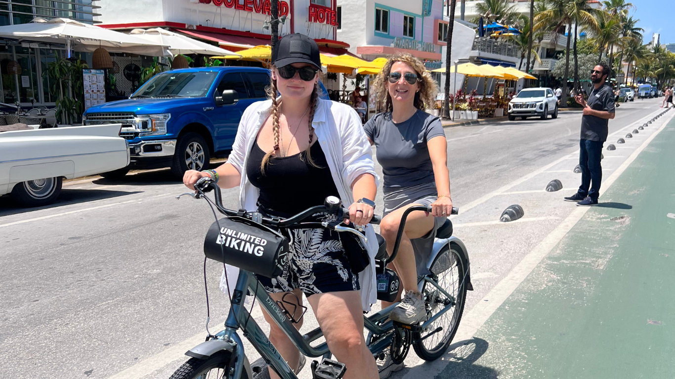 Kucharze w białych czapkach kroją warzywa i przygotowują dania w hotelowej kuchni