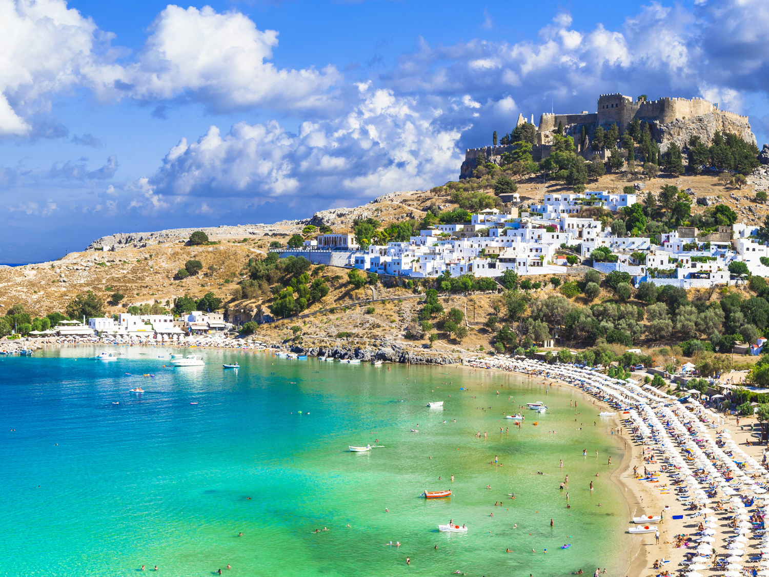 Lazurowe fale Morza Egejskiego z termometrem 24°C we wrześniu Grecji