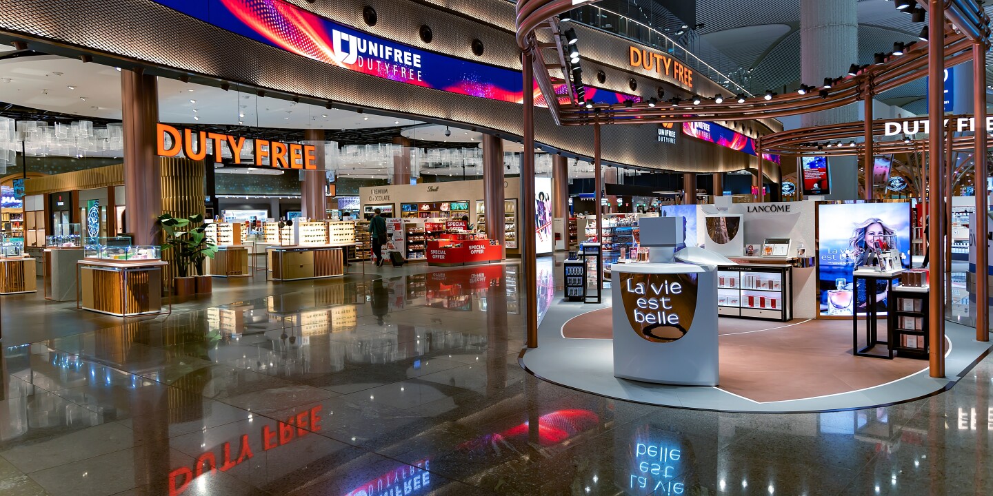 Wielkie tabliczki czekolady Lindt Toblerone i praliny na słodkich półkach