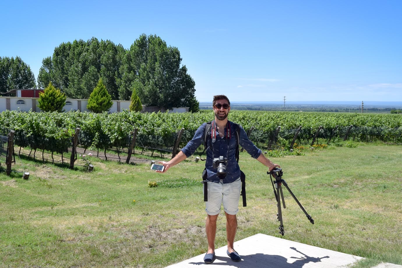 Mapa świata z pinezkami podróży i kalkulatorem kosztów ubezpieczenia obok aparatu