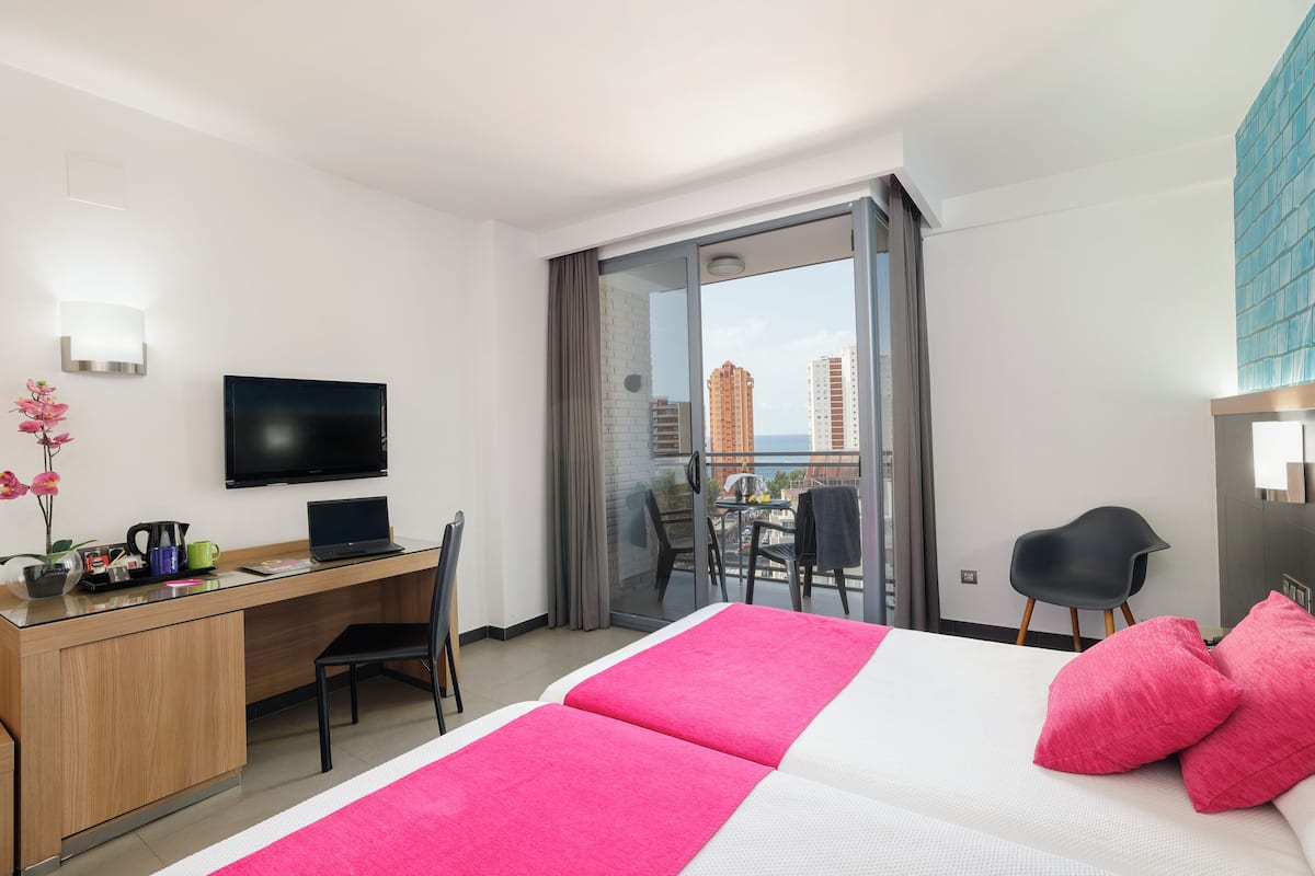 rodzina w apartamencie last minute na wakacjach rodzina rozpakowująca walizki w apartamencie wakacyjnym