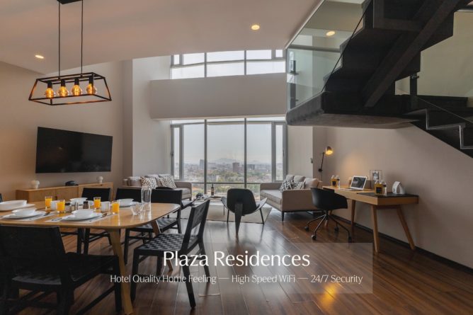 mężczyzna z laptopem w hotelowym lobby łączący się z siecią WiFi