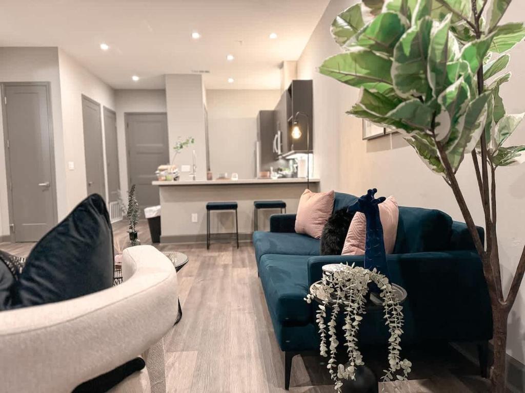 basen relaksacyjny w hotelu last minute basen hotelowy z leżakami i palmami w słoneczny dzień