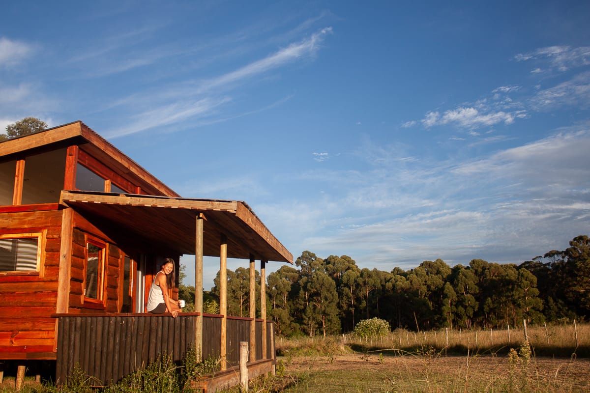 samotny podróżnik wchodzący do ciemnego mieszkania Airbnb bez recepcji