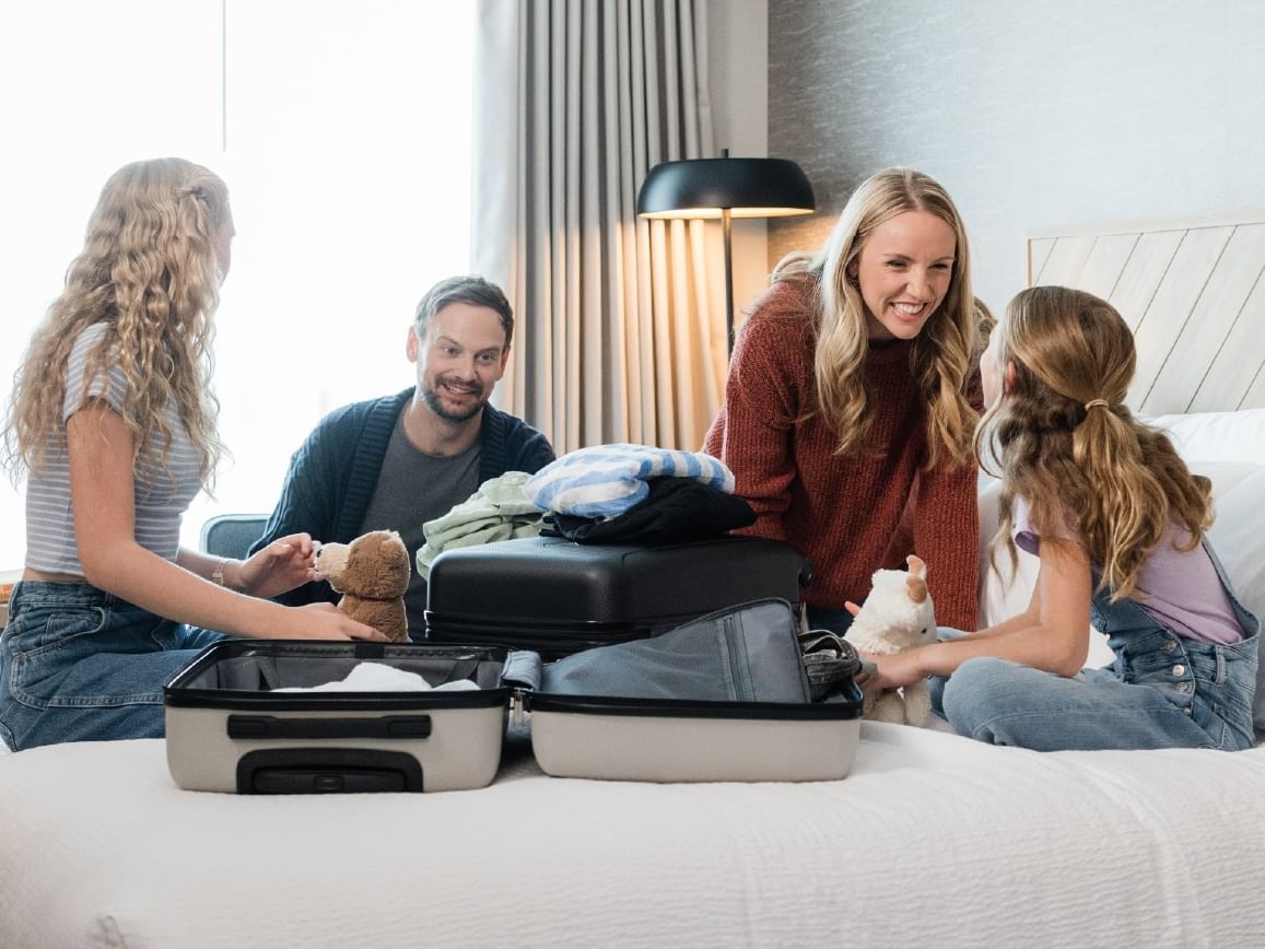 check-in w hotelu last minute z bagażem kobieta z walizką w recepcji hotelu witana przez pracownika
