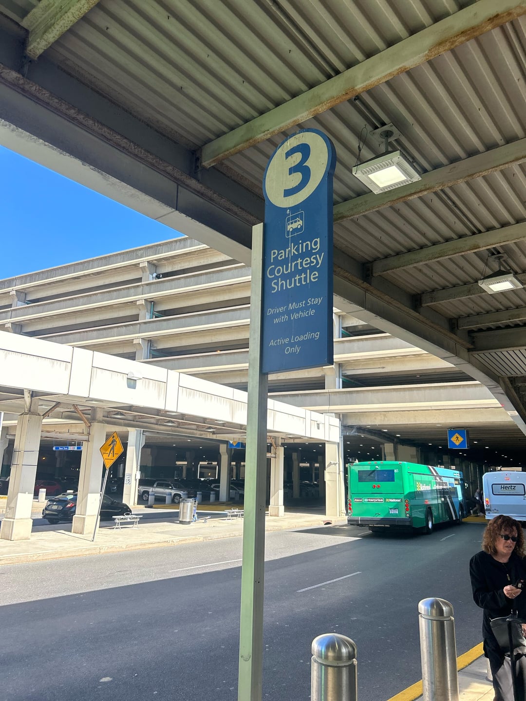 kamery monitoringu skierowane na rzędy samochodów na oświetlonym parkingu nocą