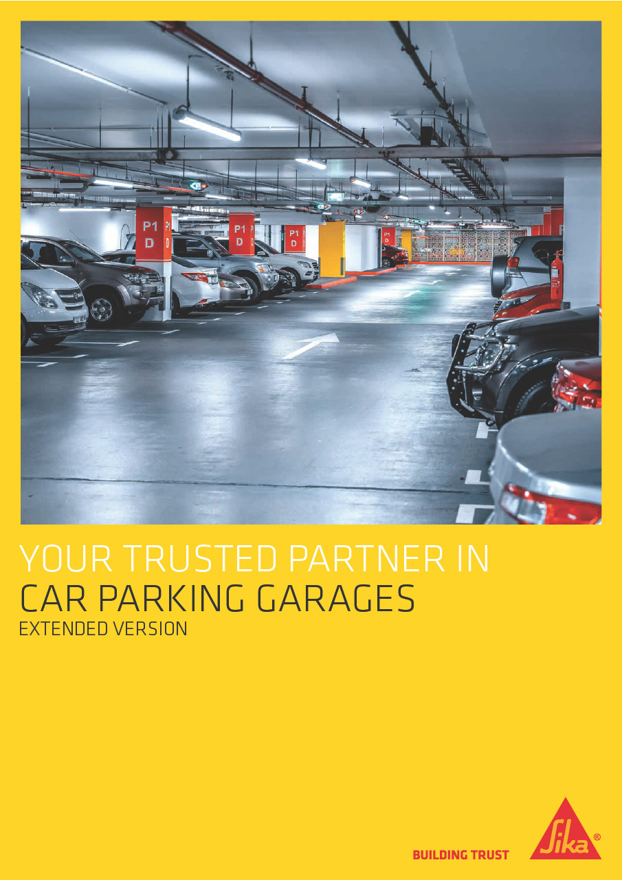 rodzina z walizkami idąca od samochodu do shuttle busa na parkingu