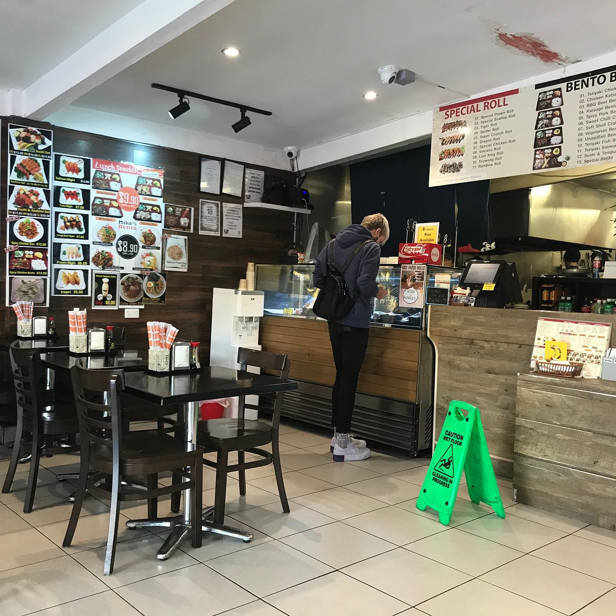 japońskie wegańskie ramen z grzybami i nori w głębokiej misce