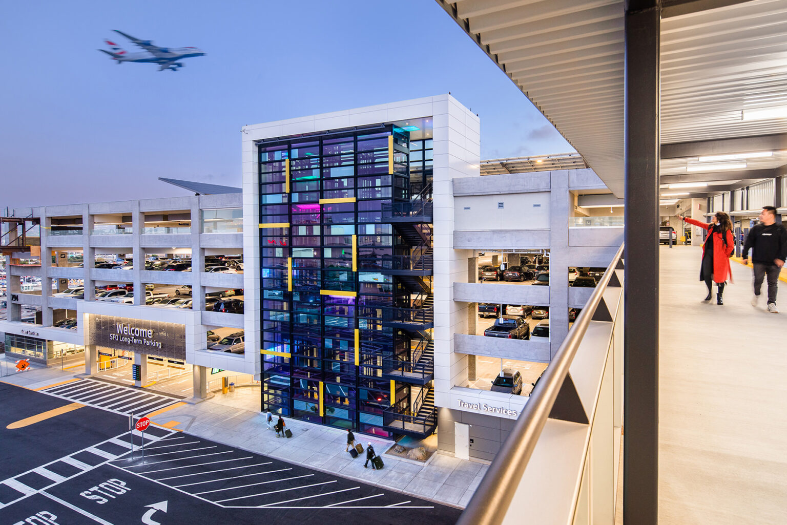 ogrodzenie z drutem kolczastym wokół parkingu z samochodami w środku