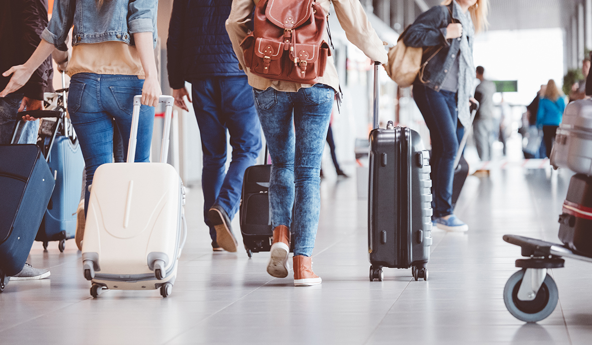 pasażerka pokazująca dokumenty medyczne podczas odprawy bagażowej na lotnisku