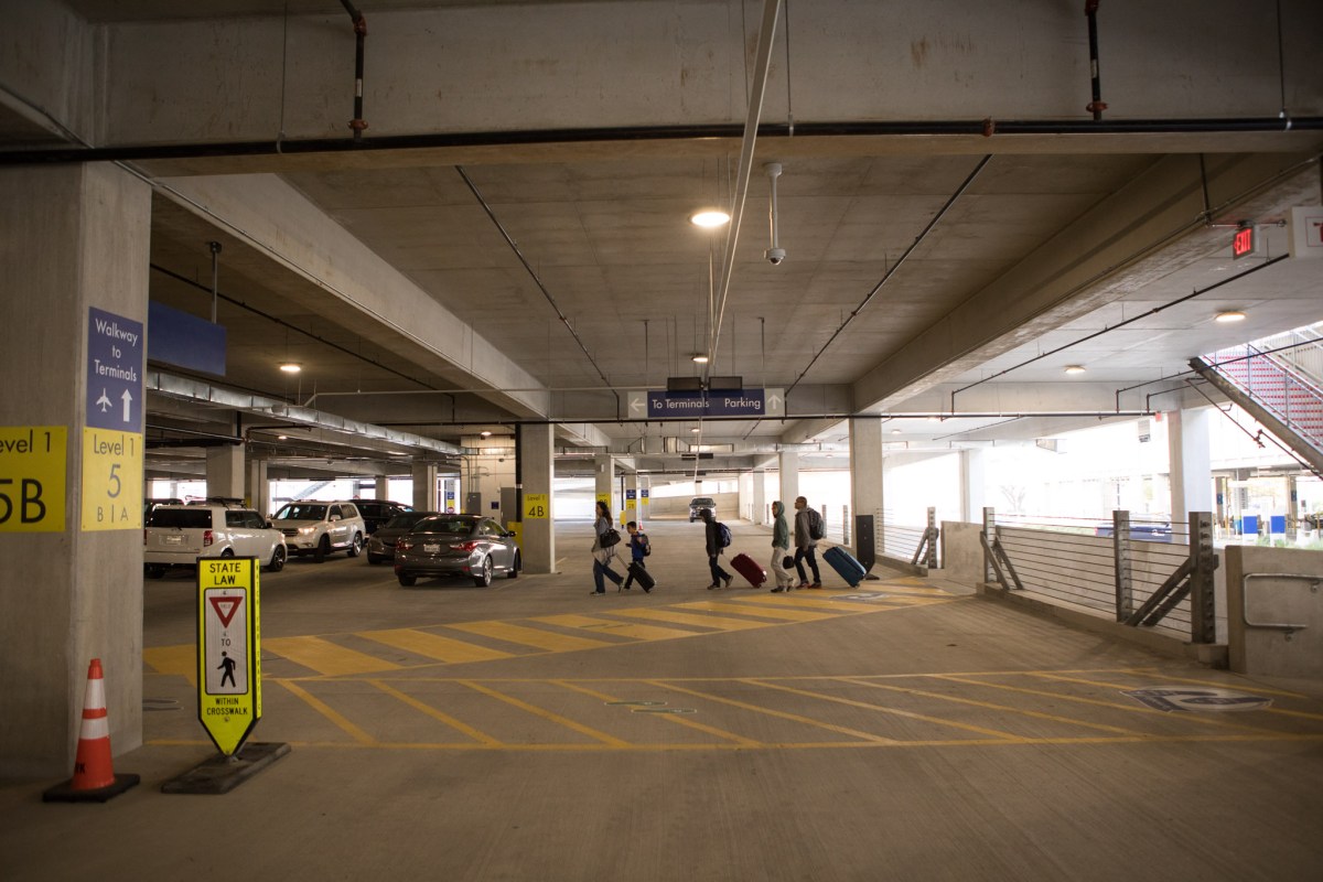 kierowca płacący kartą przy wyjeździe przez szlaban z ekranem